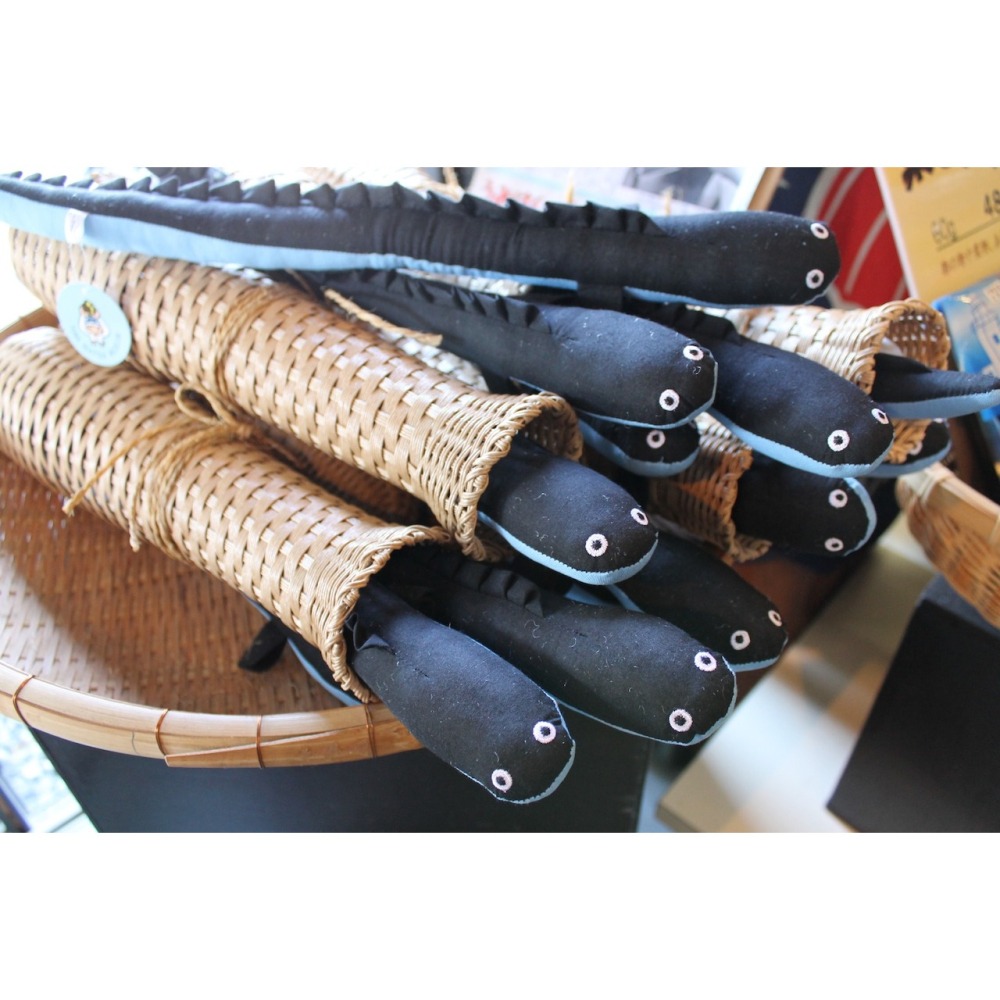 《希望之棲》【現貨】鳥羽海洋民俗博物館原創泥鰍娃娃 三重鳥羽海洋館限定商品 原創商品 人氣鰻魚娃娃+傳統鰻魚捕捉籠組合-細節圖3