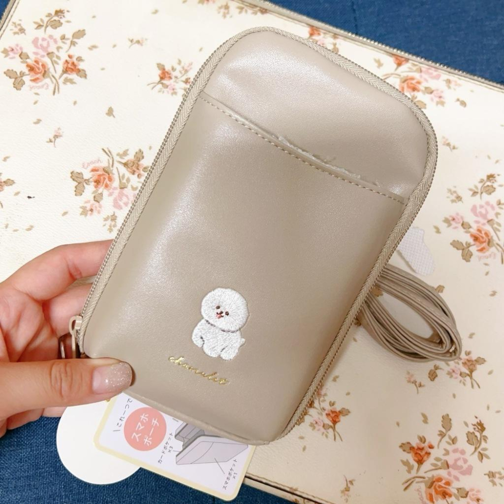 現貨＆發票🌷日本 Q-lia chamulet 刺繡 手機包 斜背包 票卡夾 零錢包 比熊犬 狗狗 手機袋 錢包 肩背袋-細節圖2