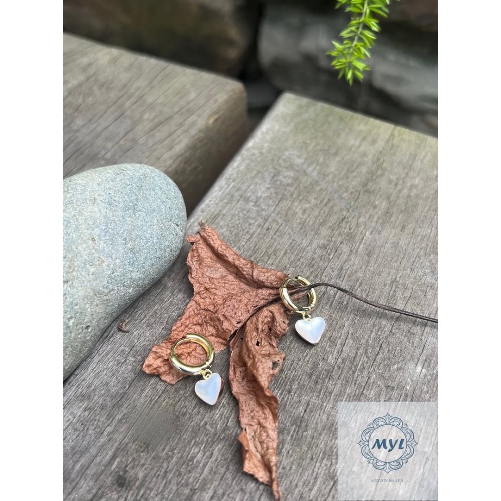 MYL  金圈白心吊墜耳環 Earring 『現貨』925純銀耳針款 耳圈直徑及吊墜約:1.2cmx0.8cm 小巧貝母-細節圖3