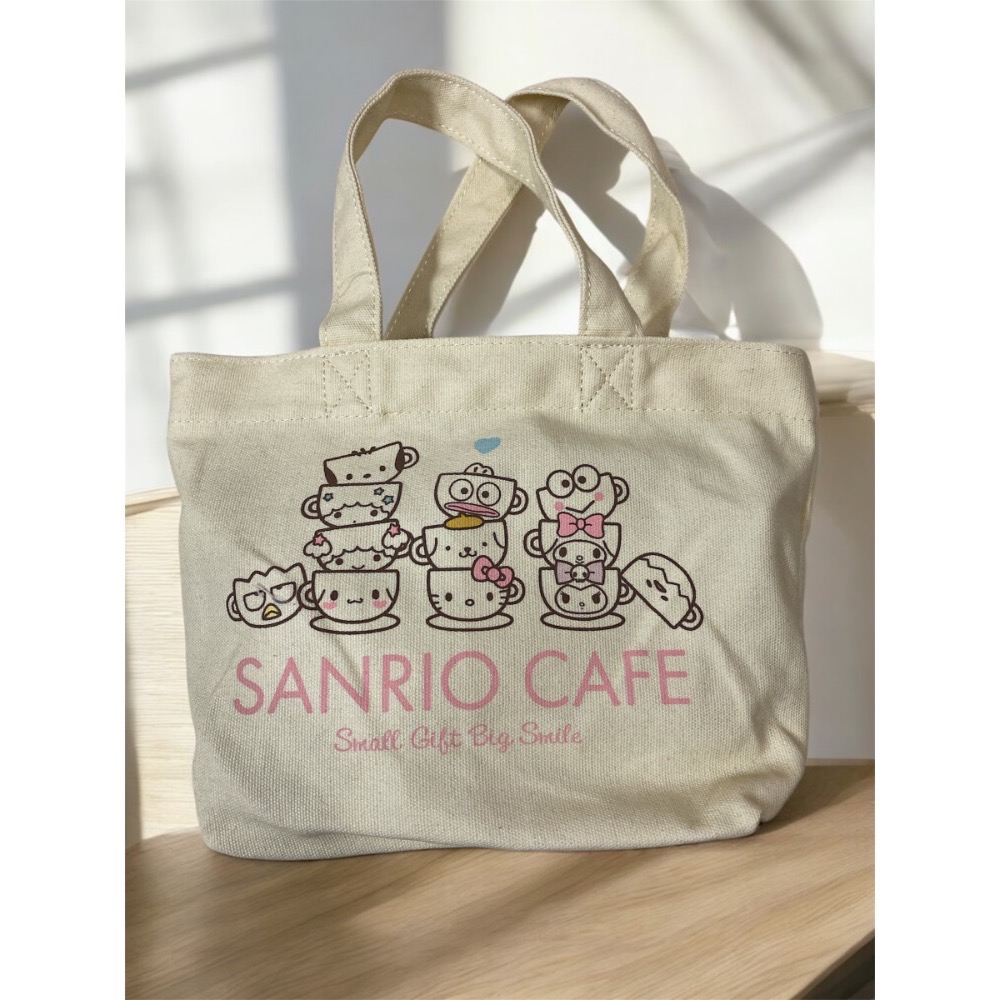 [吉力揪愛買］日本三麗鷗巡迴餐車限定-角色午餐手提袋/蝴蝶結🎀甜甜圈掛飾-細節圖2