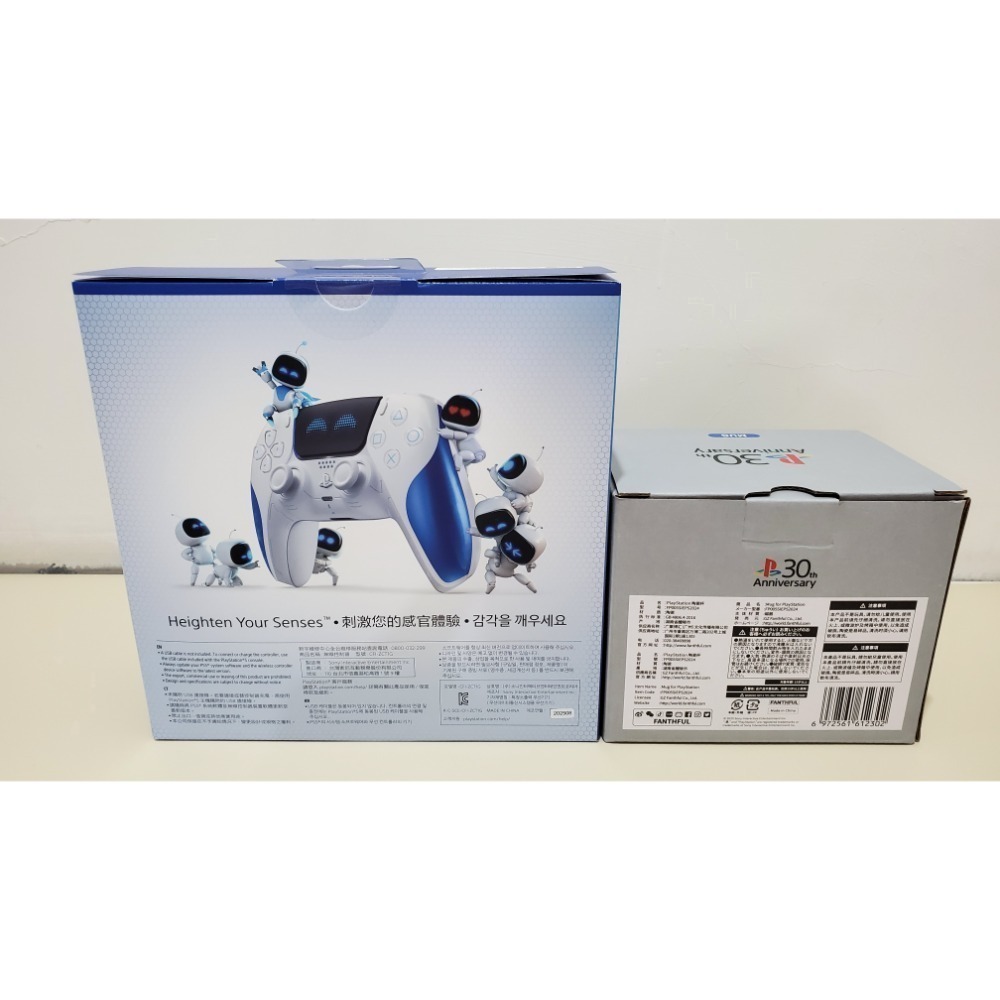 PS5 手把 宇宙機器人 歡樂限量版 DualSense 無線控制器+30周年陶瓷馬克杯+鑰匙圈5款 全新未拆-細節圖2