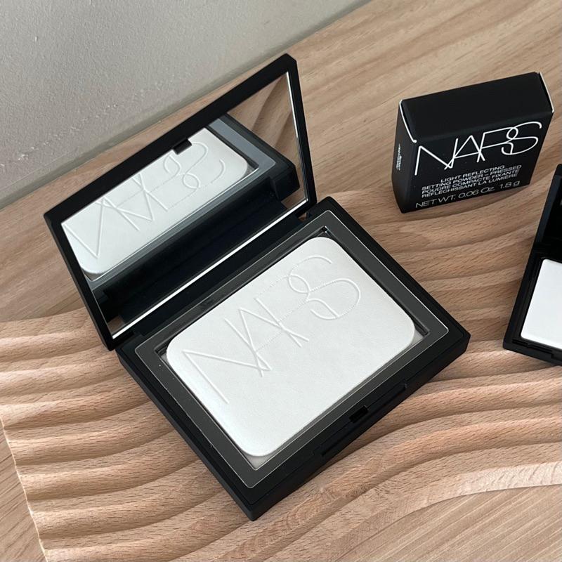🐻[現貨✨第一名的打亮神器👑] NARS 裸光蜜粉 裸光蜜粉餅 (小白餅) 10g 小樣1.8g-細節圖8