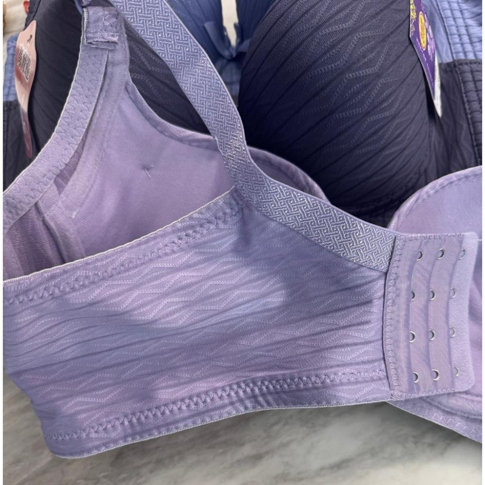 『利好』快速出貨 D罩杯 無痕款內衣➡️立體薄襯 斜邊加高👍寬版 四排扣❤️#13813-細節圖2