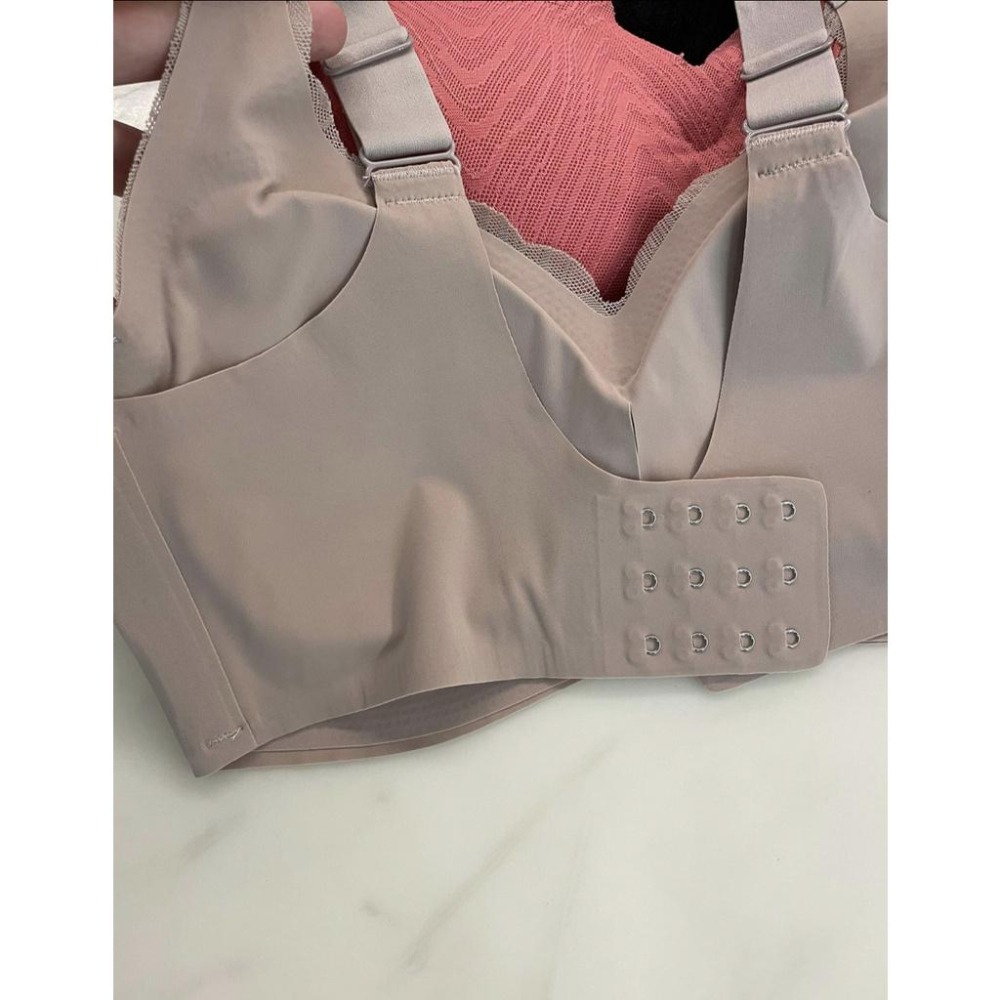 『利好』無鋼圈 後扣無痕內衣➡️材質極滑順 親膚不敏感 ❤️一片式罩杯 集中穩定不跑位 可調整肩帶‼️#265-細節圖6