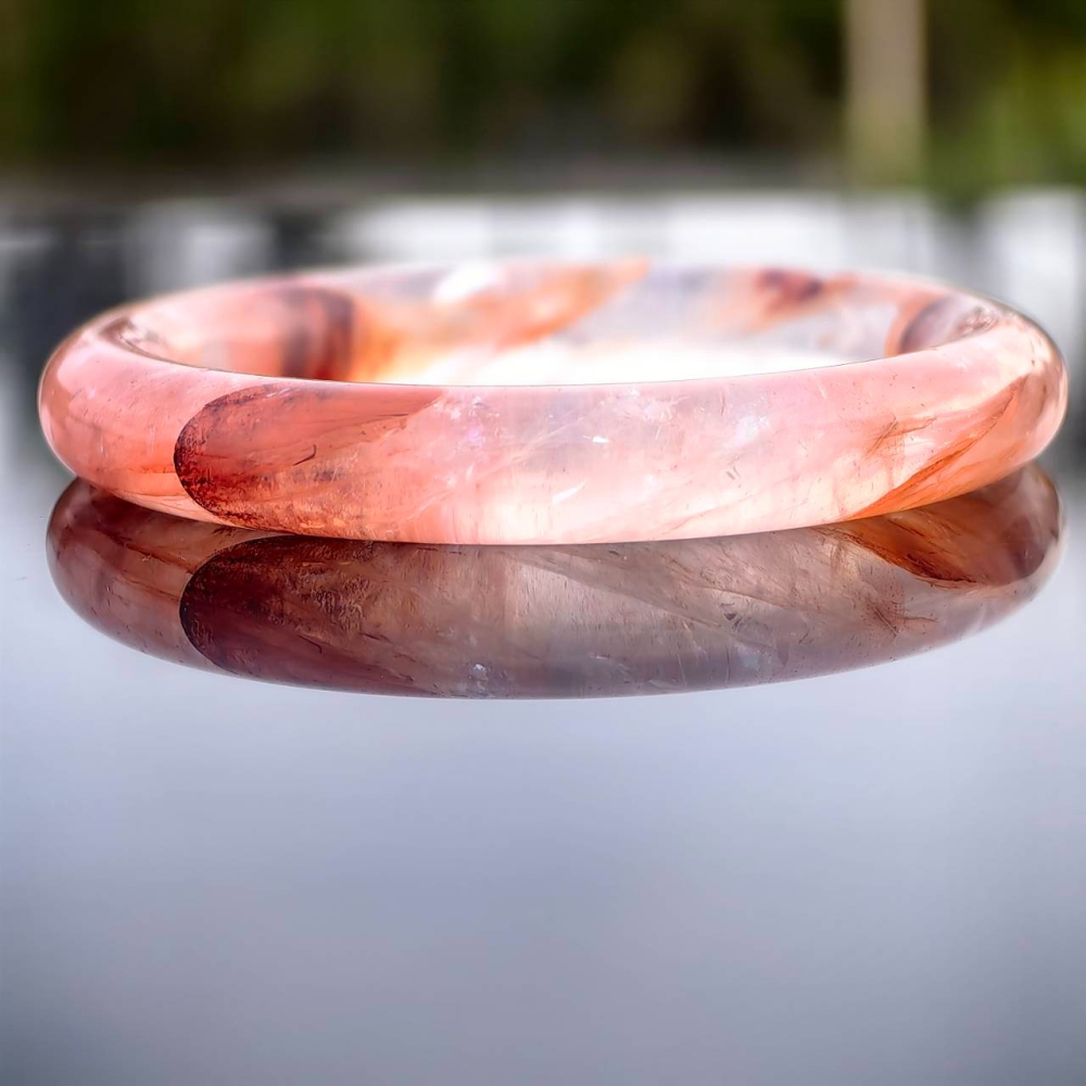╭＊落日餘暉＊╮天然紅膠花水晶手鐲 條寬10mm 圈口53.4 手串 手環 水晶DIY 招財 增加人緣 紅膠花 膠花-細節圖8