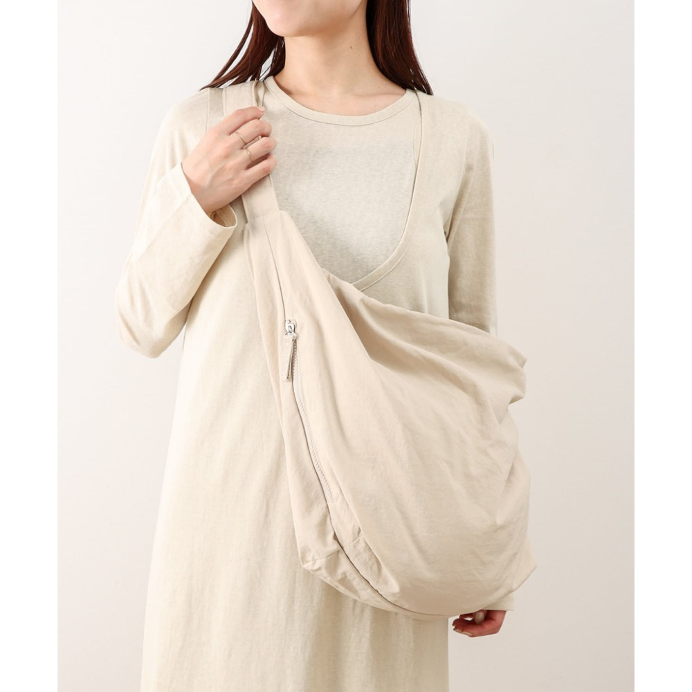 ＊DDJP小舖＊日本限定 3coins 防潑水肩背包 單肩包 斜背包 大容量防潑水側背包 素面斜背包 黑色 米色-細節圖2