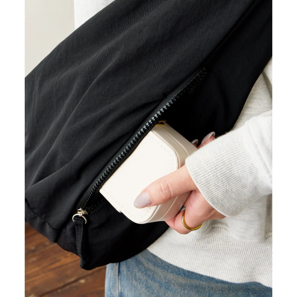 ＊DDJP小舖＊日本限定 3coins 防潑水肩背包 單肩包 斜背包 大容量防潑水側背包 素面斜背包 黑色 米色-細節圖3