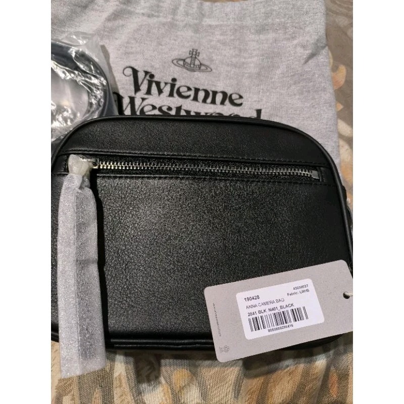 全新正品 Vivienne Westwood Anna 星球浮雕Logo斜背相機包 西太后黑色側背包-細節圖3