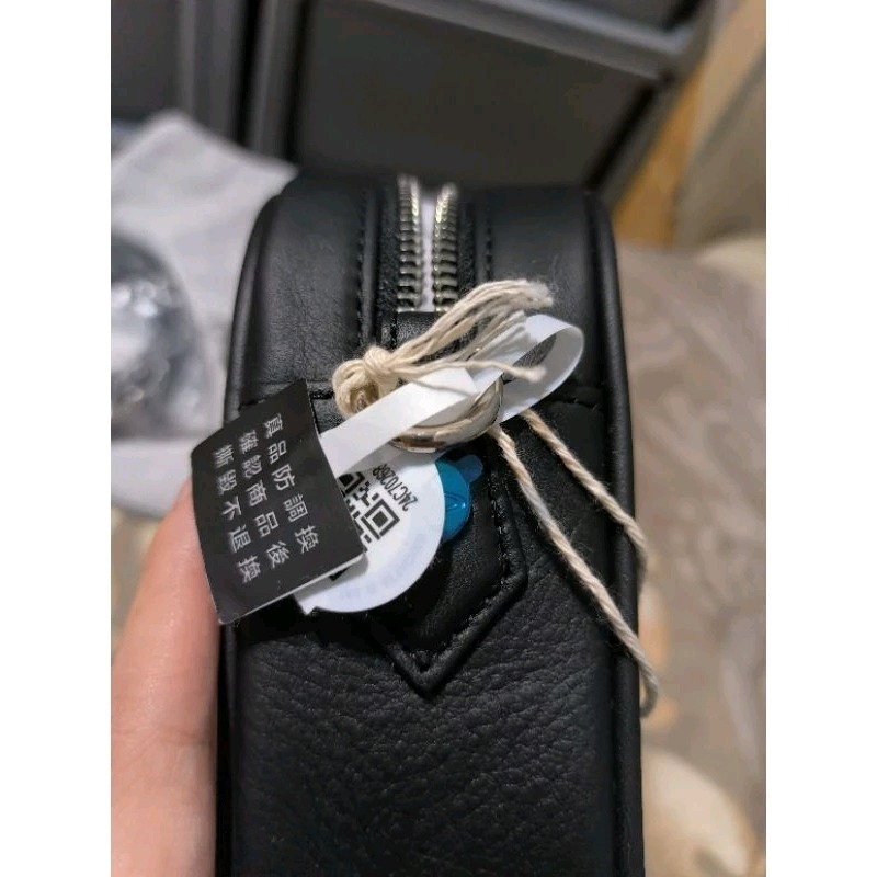 全新正品 Vivienne Westwood Anna 星球浮雕Logo斜背相機包 西太后黑色側背包-細節圖4