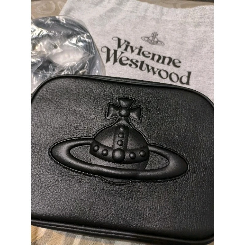 全新正品 Vivienne Westwood Anna 星球浮雕Logo斜背相機包 西太后黑色側背包-細節圖6