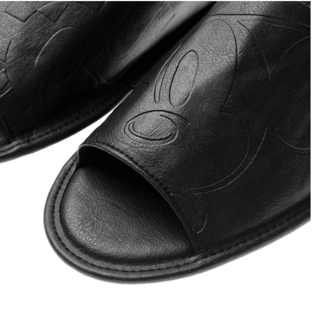 全新品便宜賣👉 HOLA 迪士尼 黑標系列 壓紋皮革拖鞋-M 台灣製-細節圖3