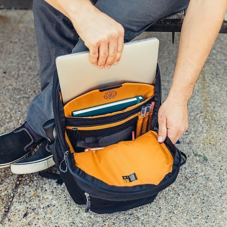 [雙和專賣店] GREGORY RHUNE 20L 多功能後背包/GG143375/土狼棕-細節圖3