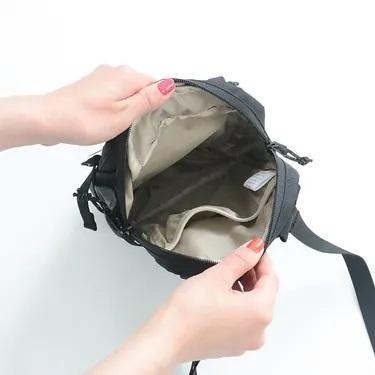 -滿3000免運-[雙和專賣店] THE NORTH FACE 3L 男女款 輕巧便攜斜背小包/8C6F/黑-細節圖4