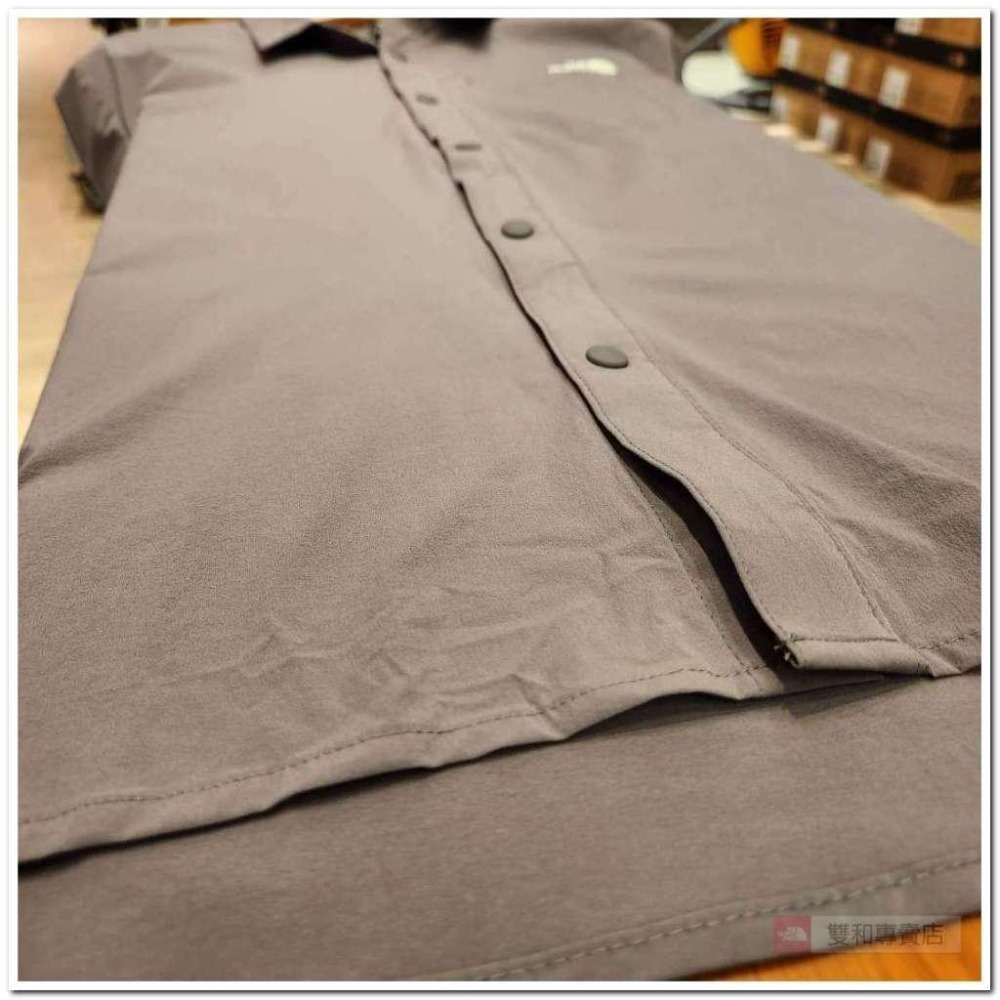 -滿3000免運-[雙和專賣店] The North Face 男 防曬長袖襯衫/4NCQ/煙燻灰-細節圖9