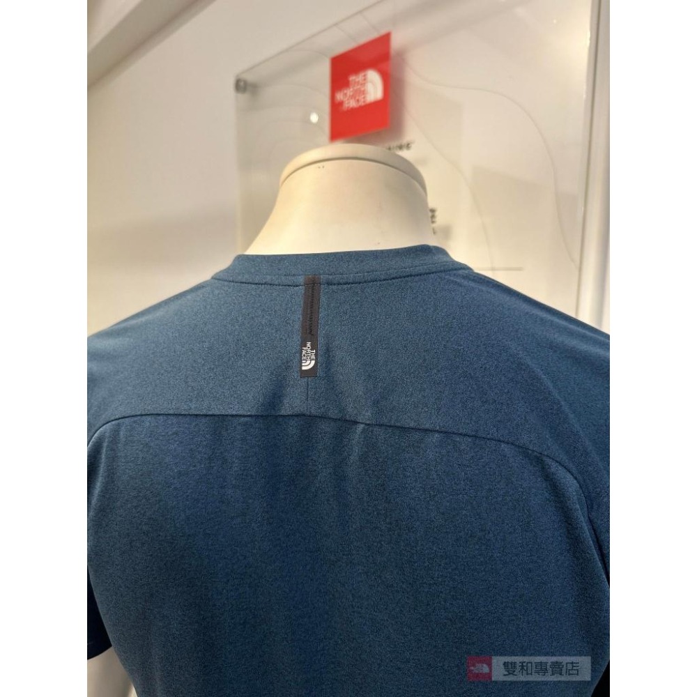 -滿3000免運-[雙和專賣店] THE NORTH FACE 男 圓領快乾短袖T恤/7QOS/蔭藍-細節圖4
