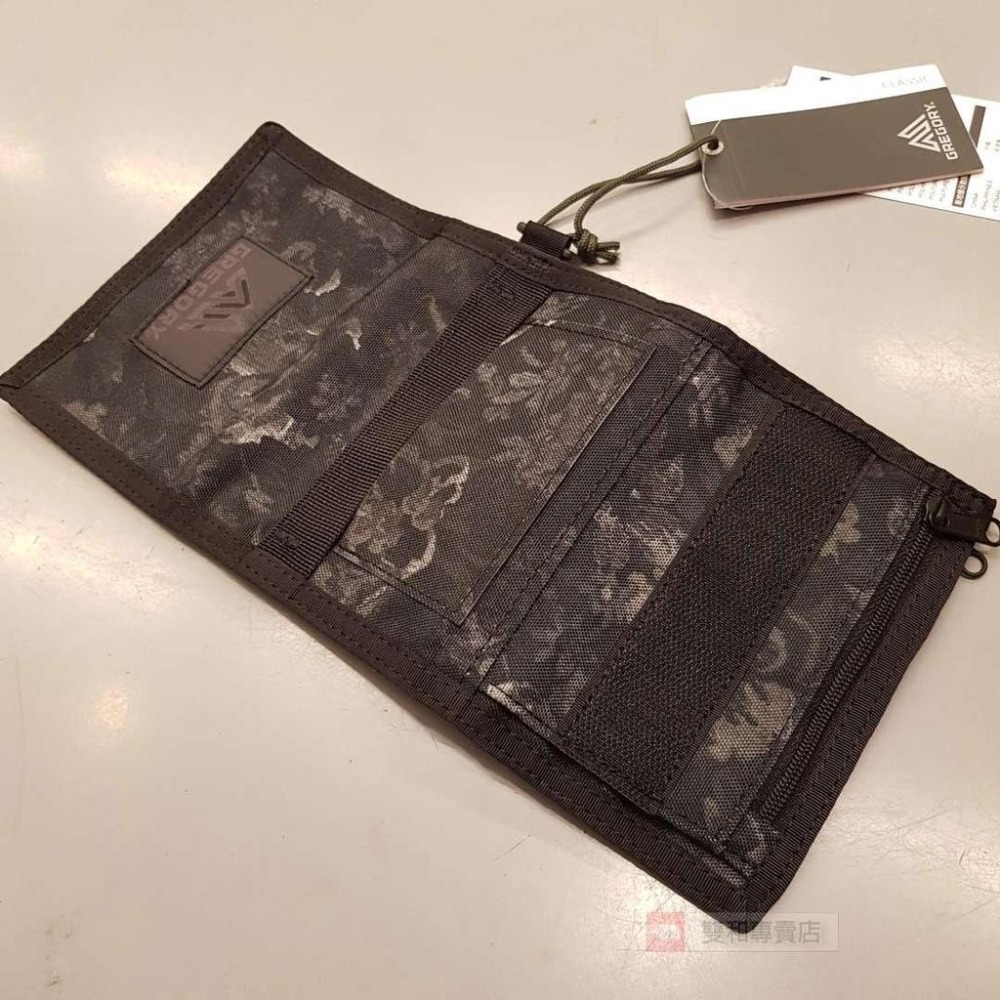-滿3000免運-[雙和專賣店]GREGORY TRIFOLD WALLET零錢包/GG135129/闇黑印花-細節圖3