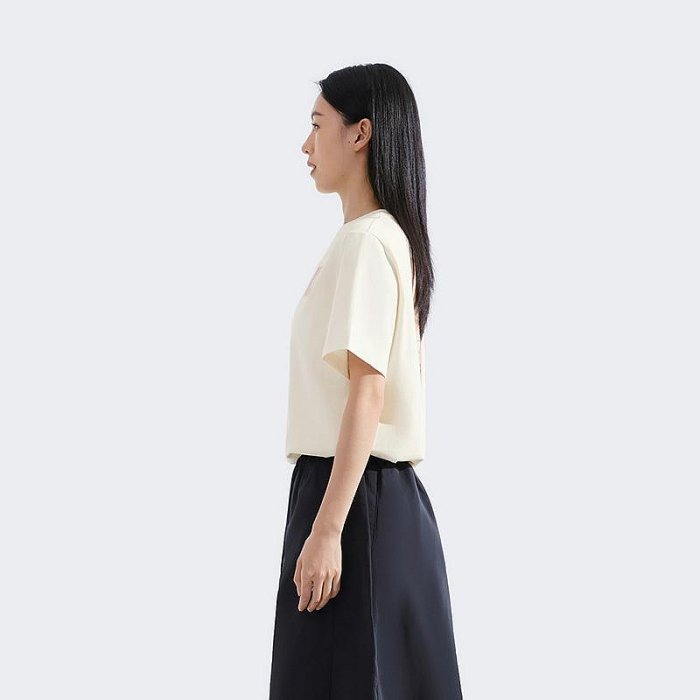 -滿3000免運-[雙和專賣店] THE NORTH FACE 女 吸濕排汗短袖T恤/8DCH/沙白-細節圖2