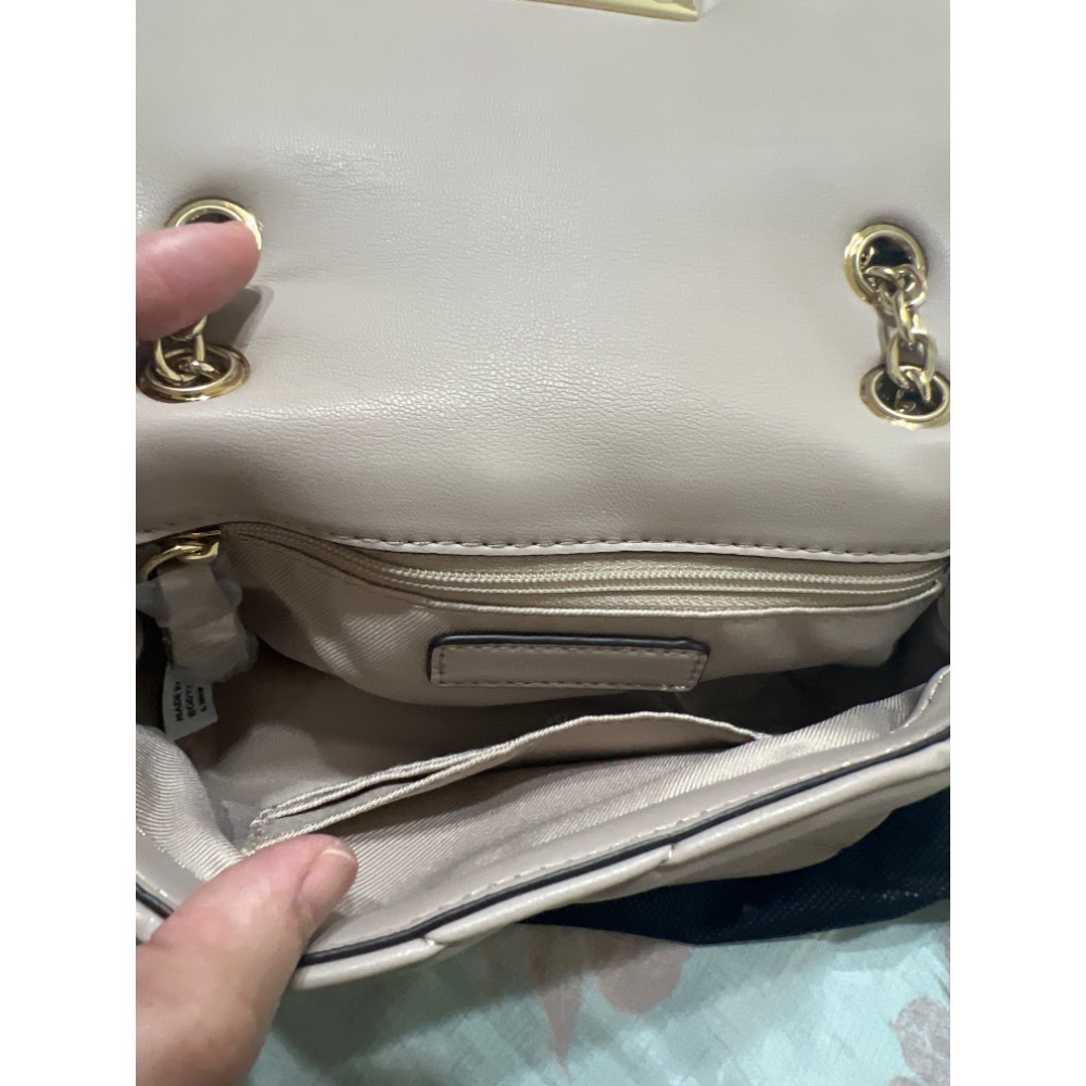 Nine West 側背斜背金釦菱格紋小包包-細節圖3