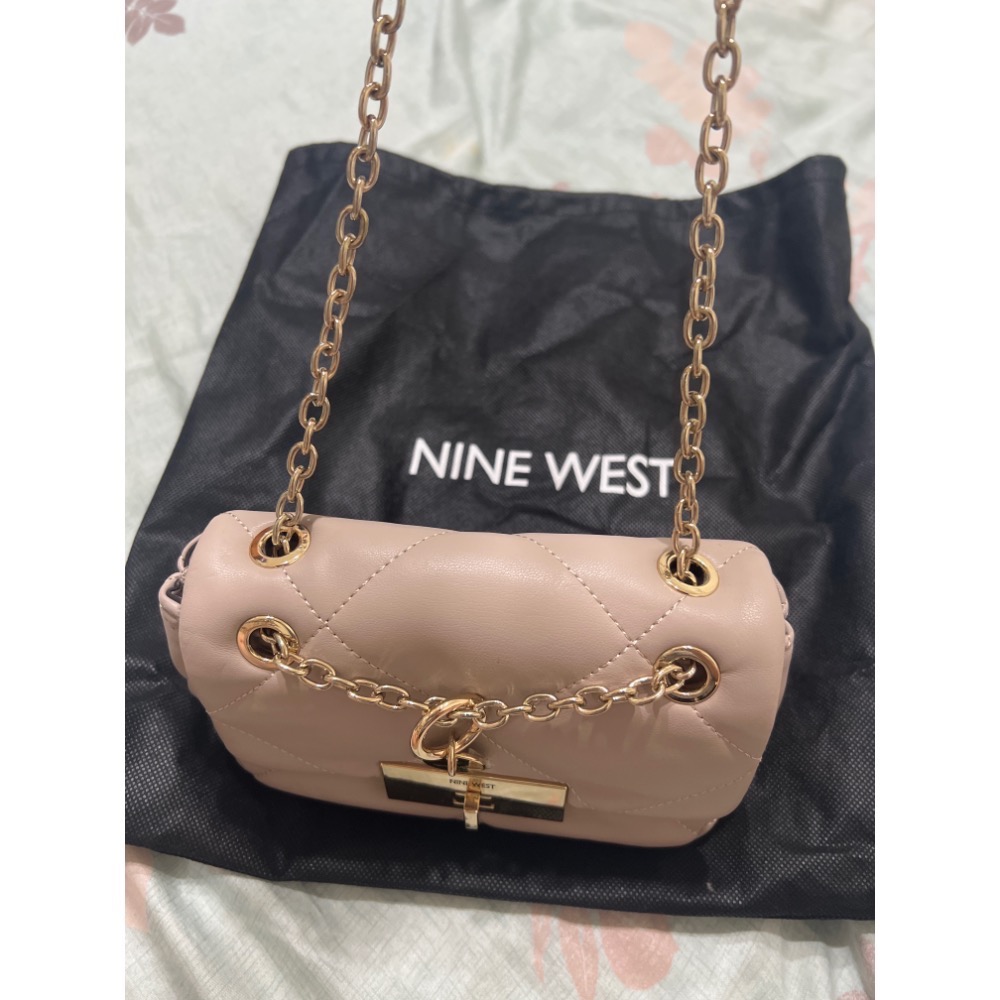Nine West 側背斜背金釦菱格紋小包包-細節圖4