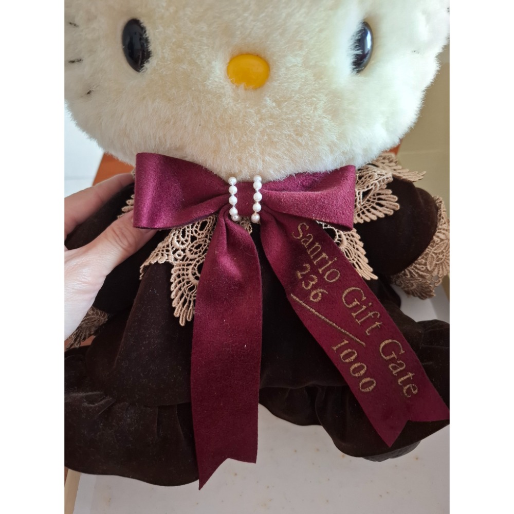 日本製進口 絕版Hello kitty 古典造型西洋娃娃有編號236的夢幻逸品 現貨一隻 二手〔有外盒〕-細節圖7