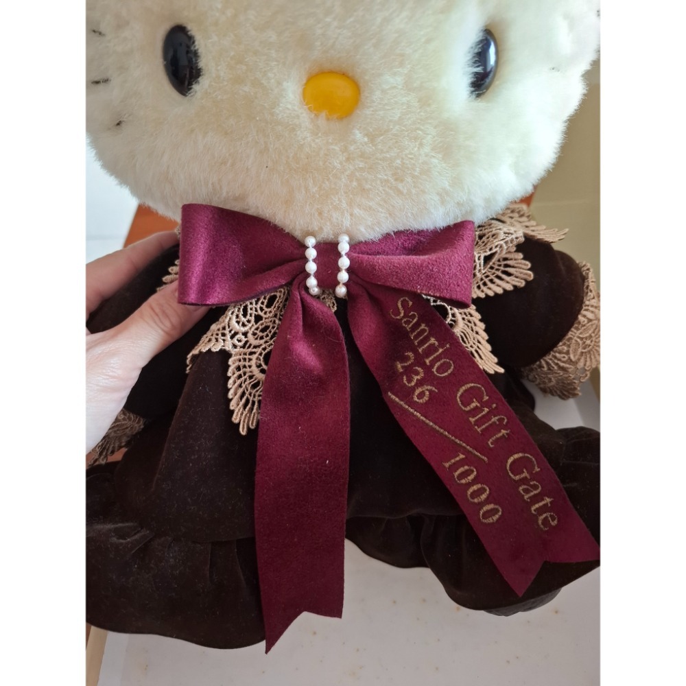 日本製進口 絕版Hello kitty 古典造型西洋娃娃有編號236的夢幻逸品 現貨一隻 二手〔有外盒〕-細節圖7