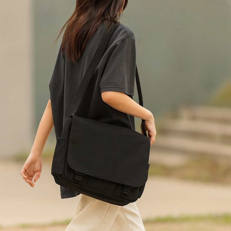 斜背包男斜背包大容量學生書包簡約休閒男士挎包日系尼龍布郵差包 大容量尼龍防潑水 休閒 電腦包 原宿ulzzang上課學生-細節圖9