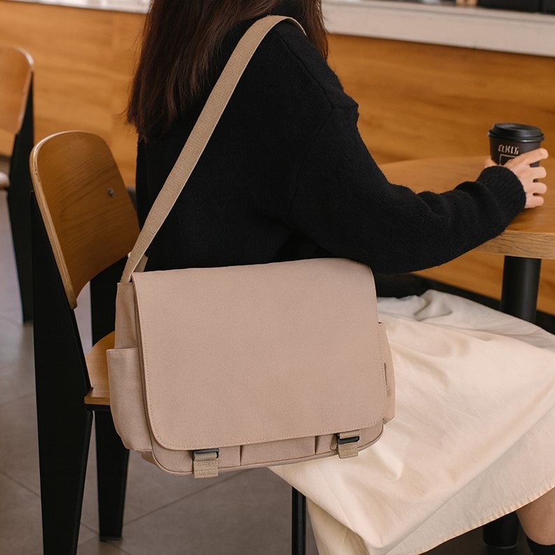 斜背包男斜背包大容量學生書包簡約休閒男士挎包日系尼龍布郵差包 大容量尼龍防潑水 休閒 電腦包 原宿ulzzang上課學生-細節圖10