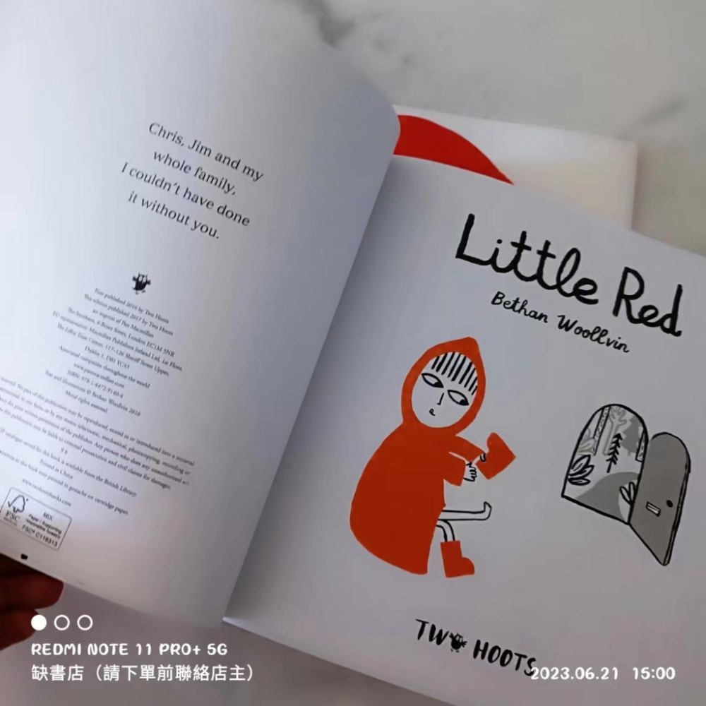 現貨🍀獲獎平裝英文繪本Little Red🍀Bethan Woollvin🍀紅黑撞色+簡約拙趣的插圖🍀【缺書店】-細節圖6