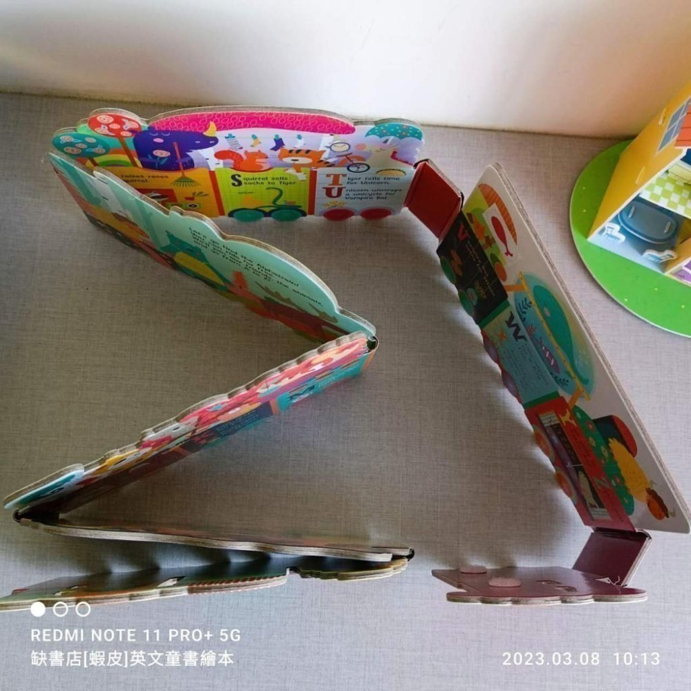 英文硬頁操作書ALPHATRAIN字母火車🍀展開成一列長142公分的火車🍀色彩明亮造型插畫可愛🍀缺書店-細節圖3