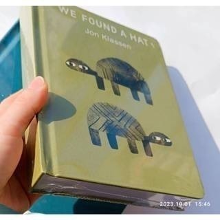 塑封贈音檔🍀獲獎英文經典繪本We Found a Hat🍀美國B&N獨家限量版🍀Jon Klassen🍀缺書店-細節圖2