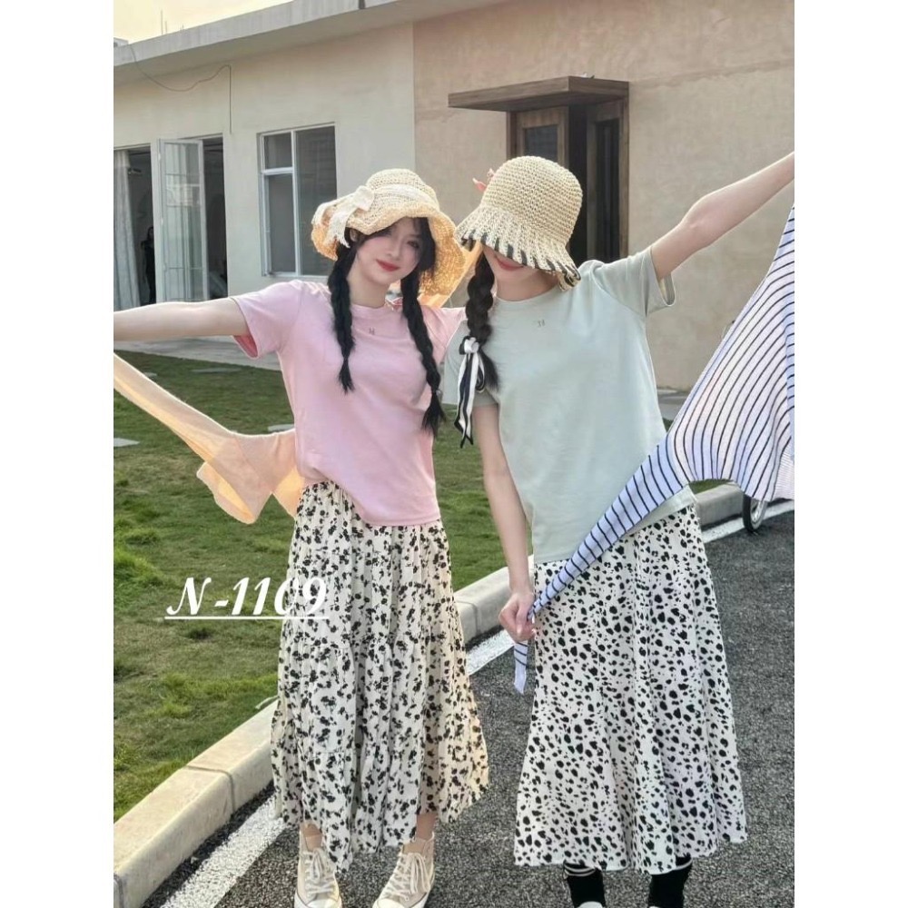 N-1109 𝓢𝓱𝓸𝓹 現貨🏷圓領純色H字裝飾短袖上衣-細節圖2