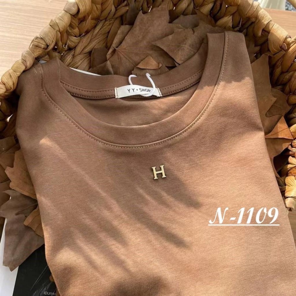 N-1109 𝓢𝓱𝓸𝓹 現貨🏷圓領純色H字裝飾短袖上衣-細節圖7