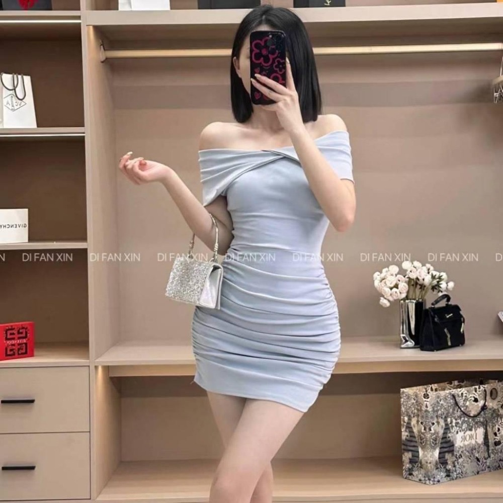 N-1109 𝓢𝓱𝓸𝓹 現貨🏷韓國同步🛒純欲一字肩褶皺顯瘦連身洋-細節圖3