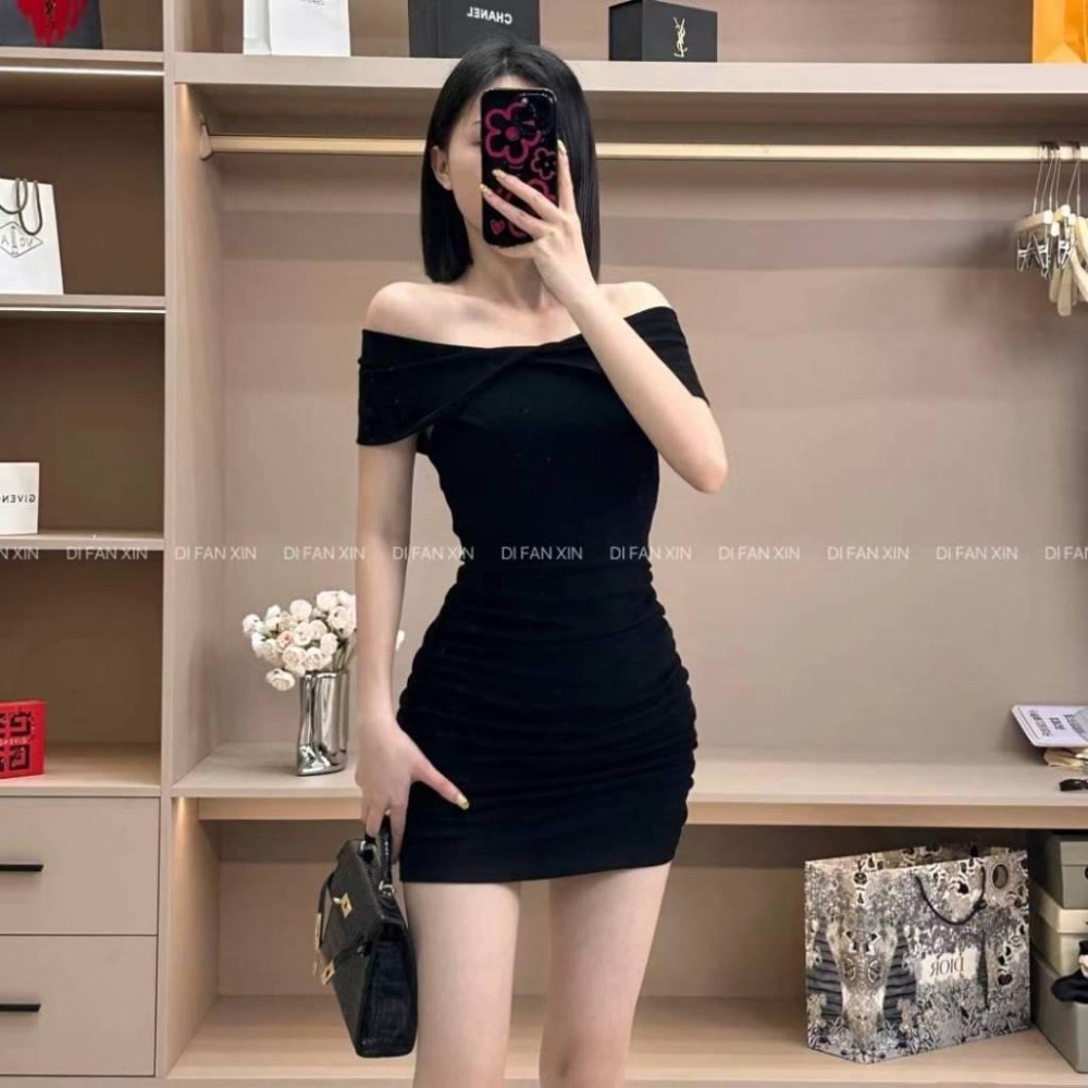 N-1109 𝓢𝓱𝓸𝓹 現貨🏷韓國同步🛒純欲一字肩褶皺顯瘦連身洋-細節圖5