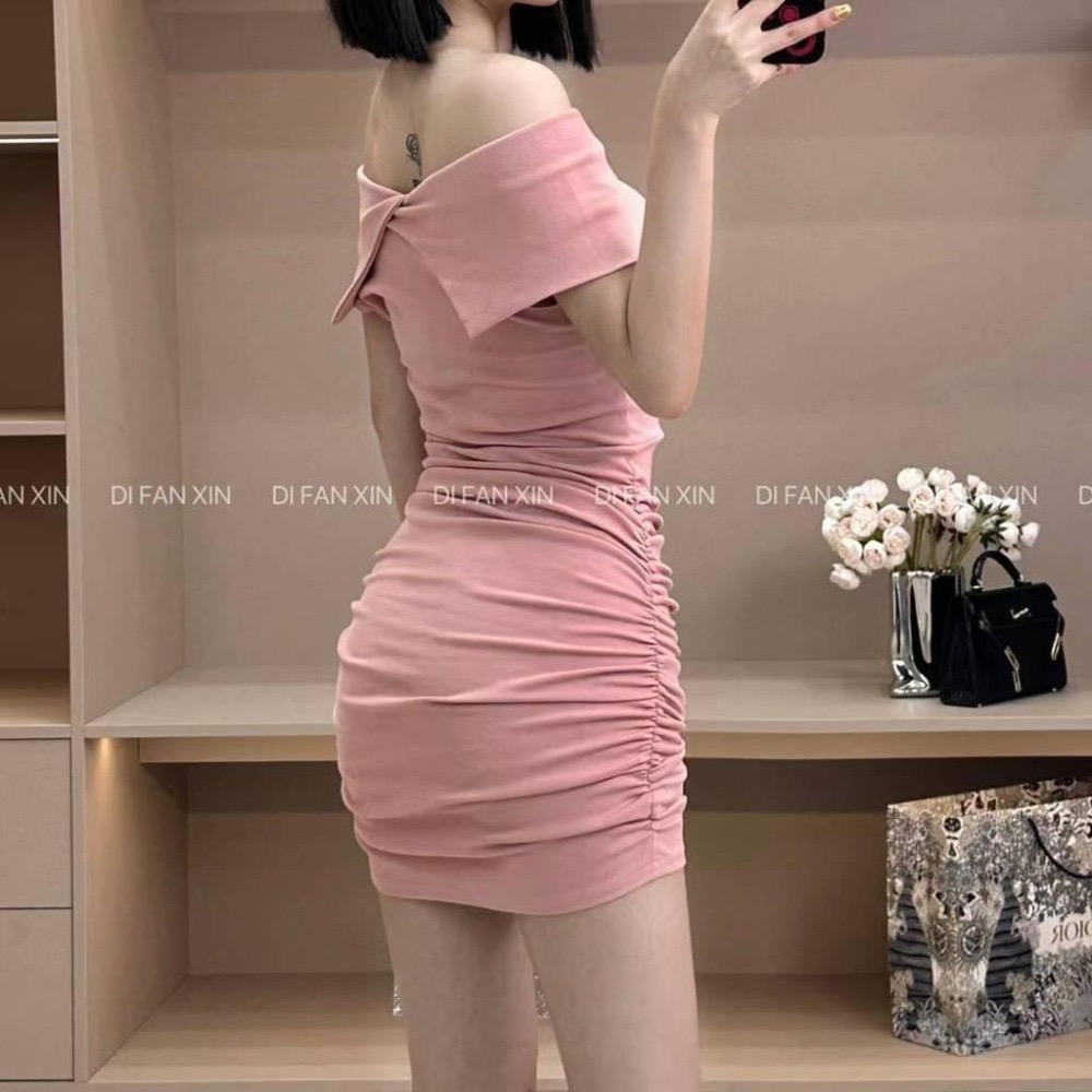 N-1109 𝓢𝓱𝓸𝓹 現貨🏷韓國同步🛒純欲一字肩褶皺顯瘦連身洋-細節圖8