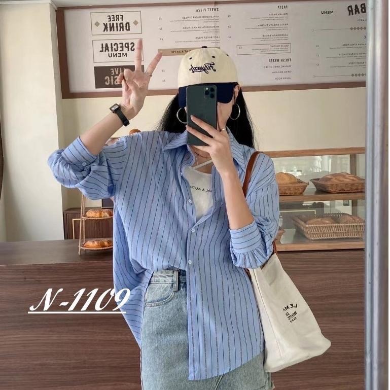 N-1109 𝓢𝓱𝓸𝓹 現貨🏷字母造型條紋襯衫+不規則短版背心兩件套-細節圖2