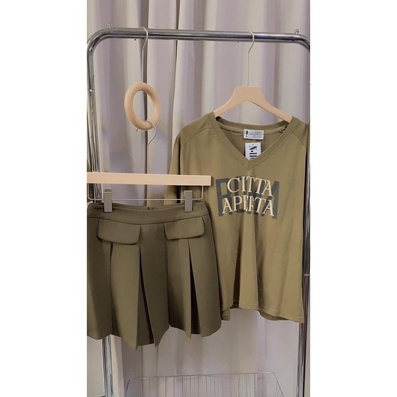 N-1109 𝓢𝓱𝓸𝓹 現貨🏷 V領印花字母百褶短裙套裝-細節圖2