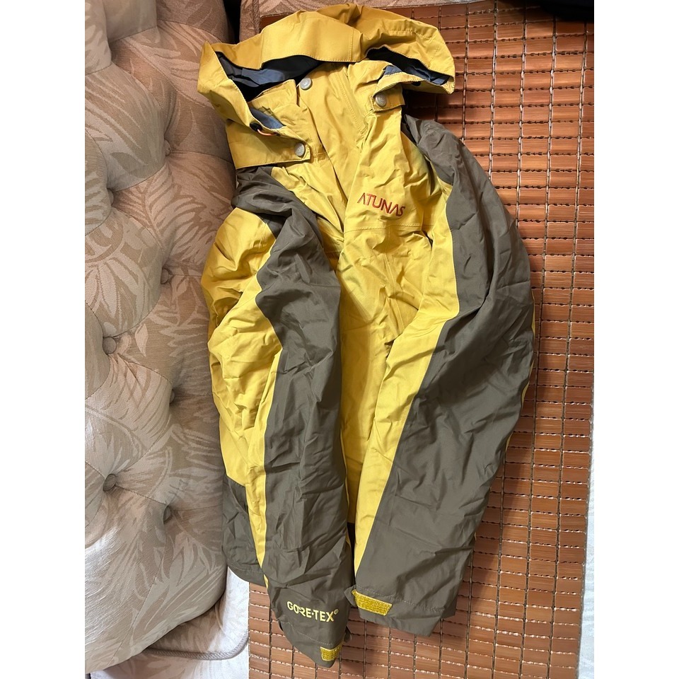 【歐都納】男款防水GORE-TEX二件式風衣外套A-G1713M黃棕（M號）-細節圖3