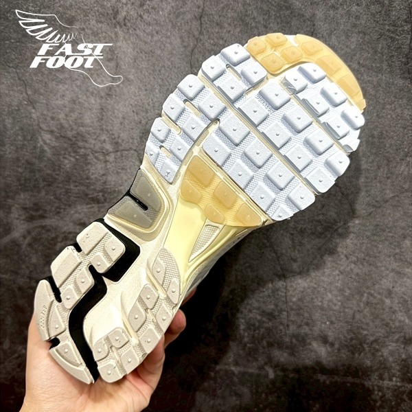 快腳🔎 NIKE ZOOM VOMERO 5 骨白 燕麥 夜光 老爹鞋 復古慢跑鞋 FN7649-110-細節圖9