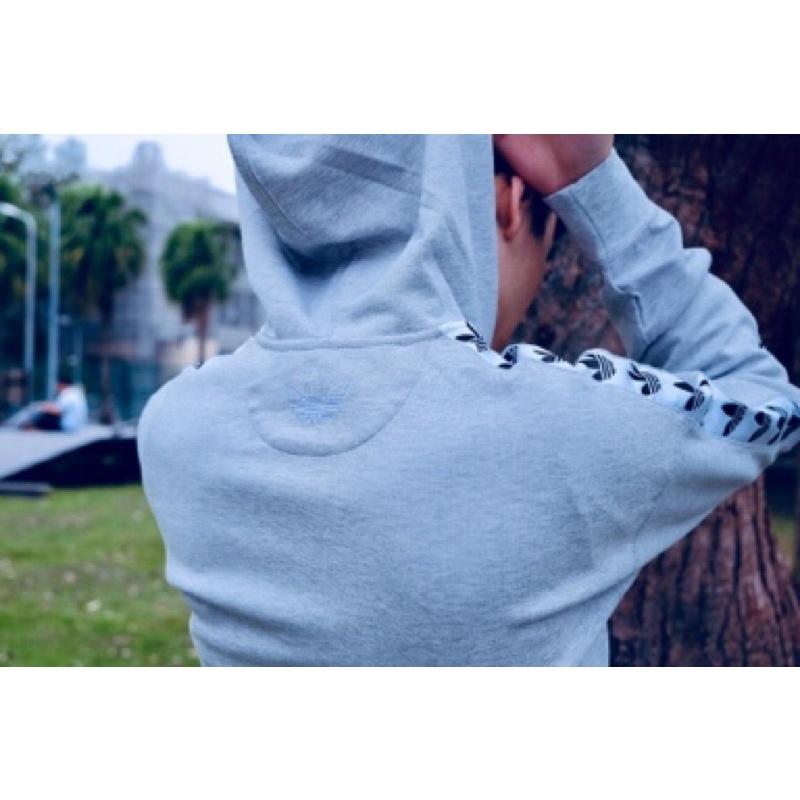 【噢飛炫】ADIDAS TNT TAPE Gery 復古 三葉草 Logo 長袖連帽T  淺灰 L現貨-細節圖8