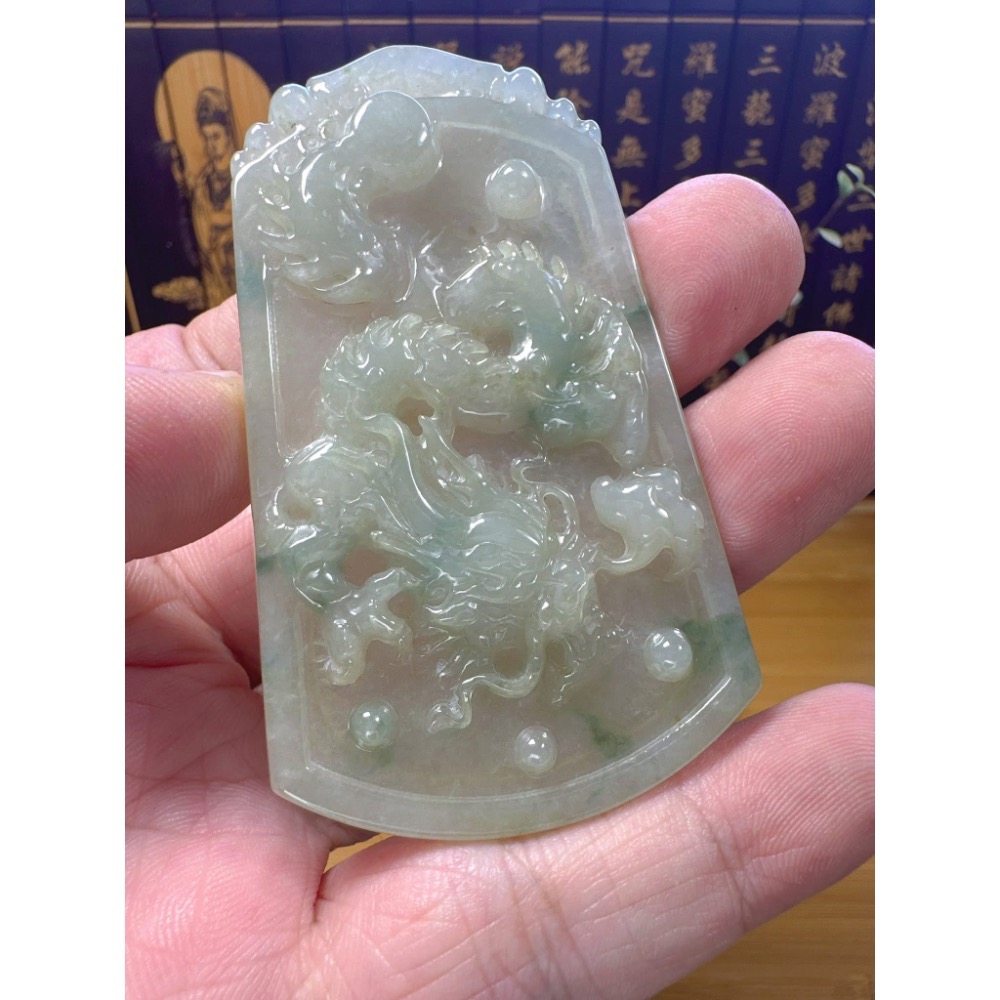 天然翡翠A貨-糯冰種飄蘭花祥龍戲珠玉牌  商品編號061008-細節圖2