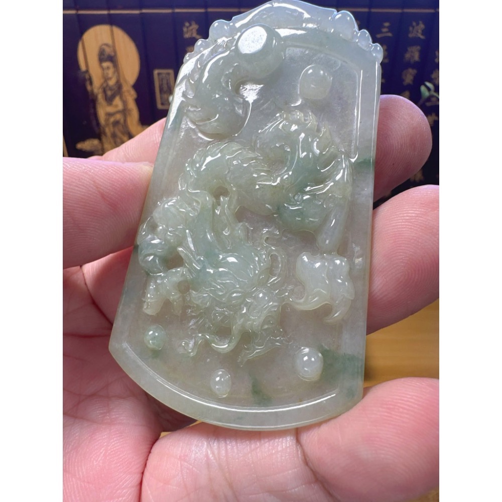 天然翡翠A貨-糯冰種飄蘭花祥龍戲珠玉牌  商品編號061008-細節圖3