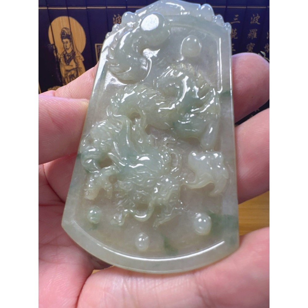 天然翡翠A貨-糯冰種飄蘭花祥龍戲珠玉牌  商品編號061008-細節圖4