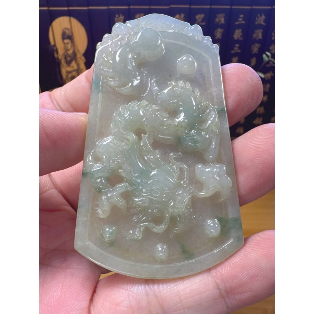 天然翡翠A貨-糯冰種飄蘭花祥龍戲珠玉牌  商品編號061008-細節圖5