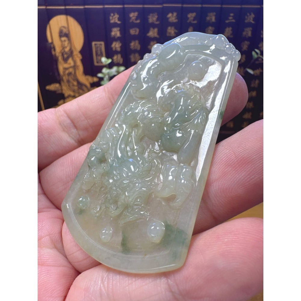 天然翡翠A貨-糯冰種飄蘭花祥龍戲珠玉牌  商品編號061008-細節圖6