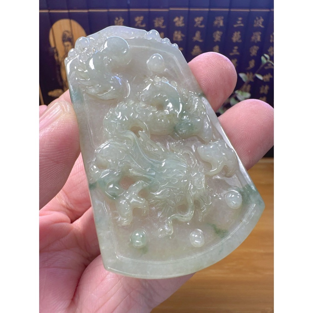 天然翡翠A貨-糯冰種飄蘭花祥龍戲珠玉牌  商品編號061008-細節圖7