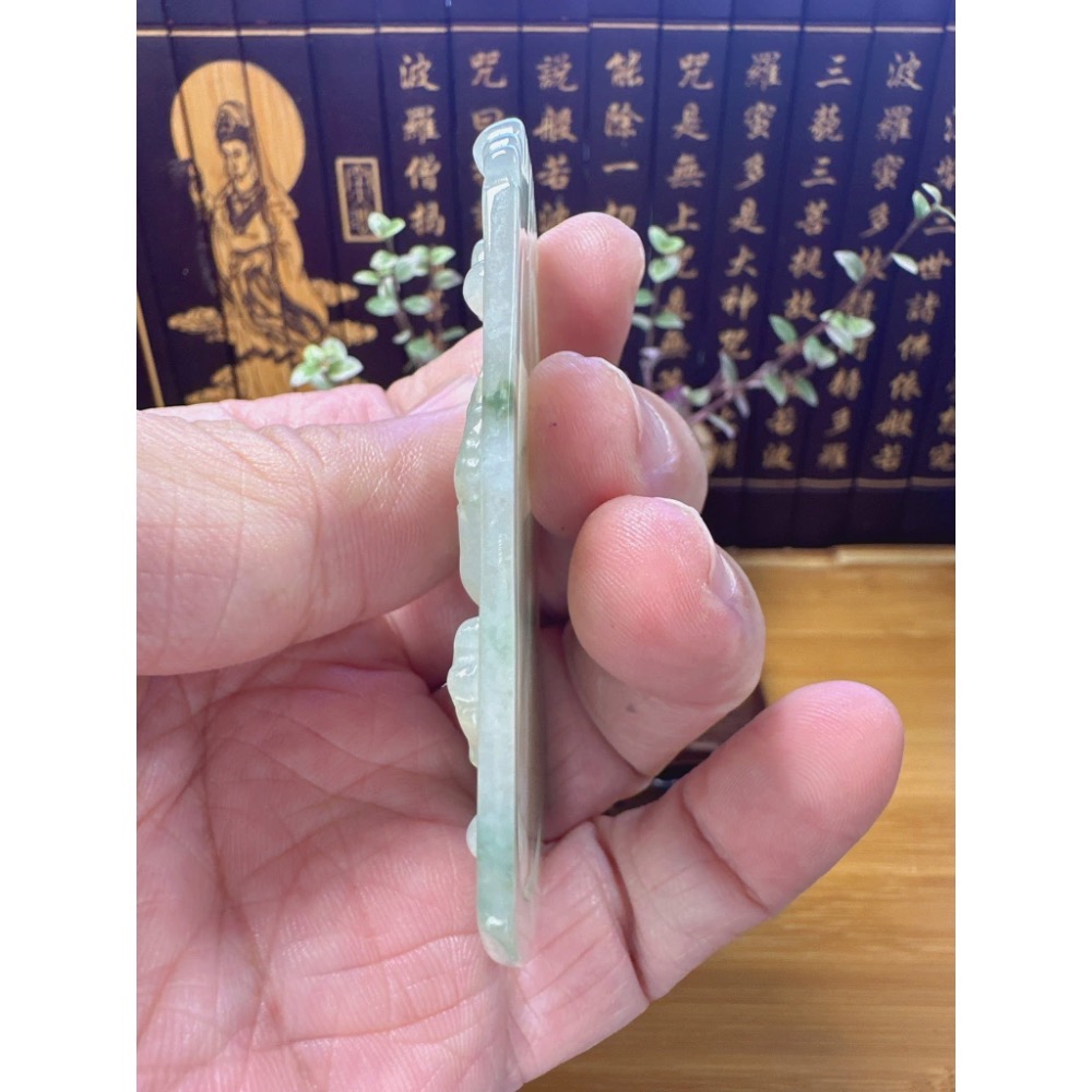 天然翡翠A貨-糯冰種飄蘭花祥龍戲珠玉牌  商品編號061008-細節圖8