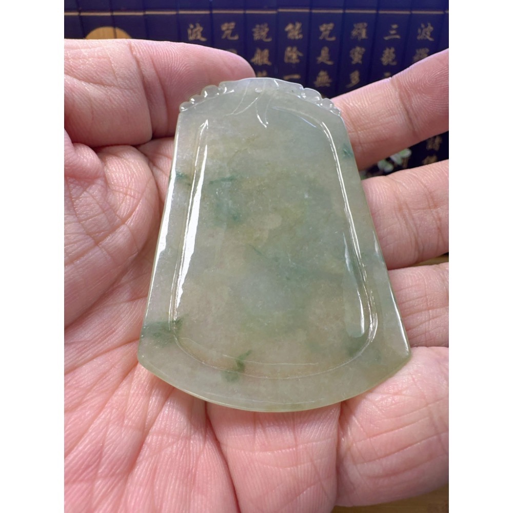 天然翡翠A貨-糯冰種飄蘭花祥龍戲珠玉牌  商品編號061008-細節圖9