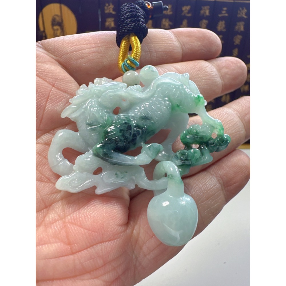 天然翡翠A貨-回頭麒麟手工雙面雕掛件  商品編號061908-細節圖2