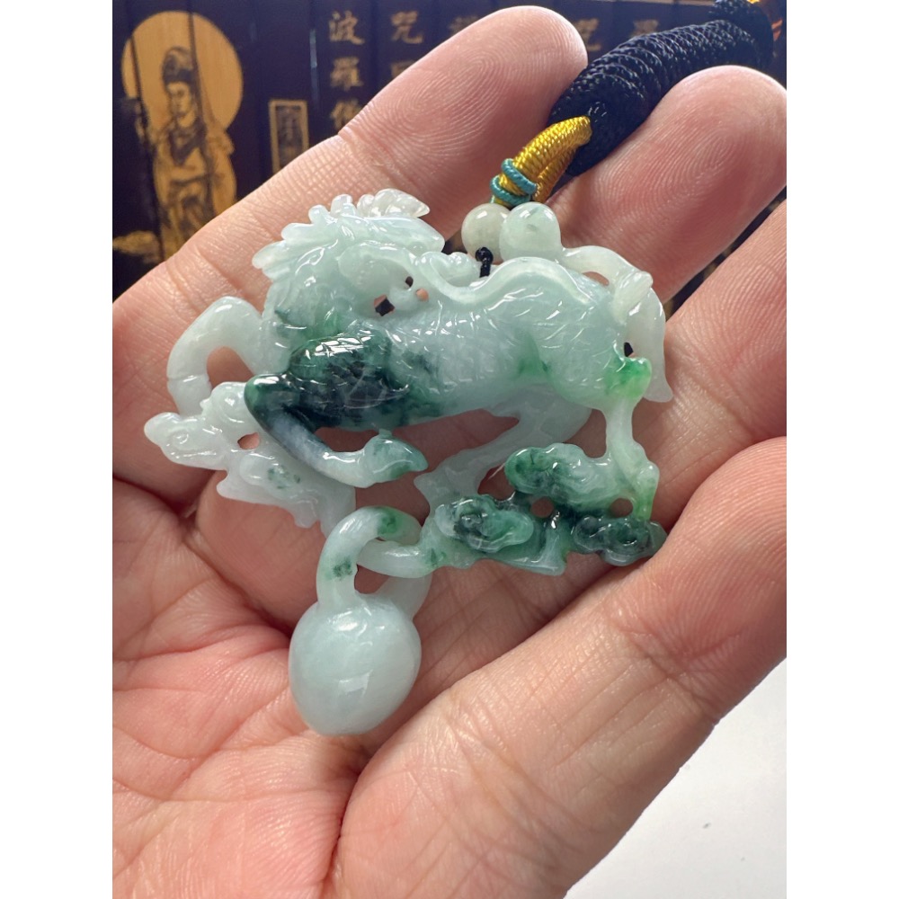 天然翡翠A貨-回頭麒麟手工雙面雕掛件  商品編號061908-細節圖3